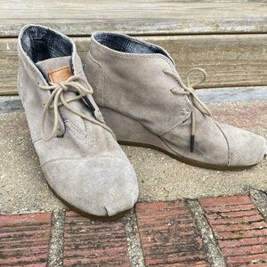 Toms Women’s 7.5 Suede Wedge Heel Desert Bootie Lace Up Tan Boots